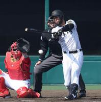 　３回、左前適時打を放つコンスエグラ（撮影・中田匡峻）