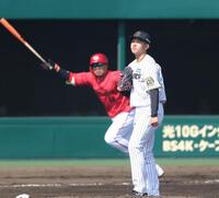 　２回、松山（奥）を中飛に打ち取る門別（撮影・中田匡峻）