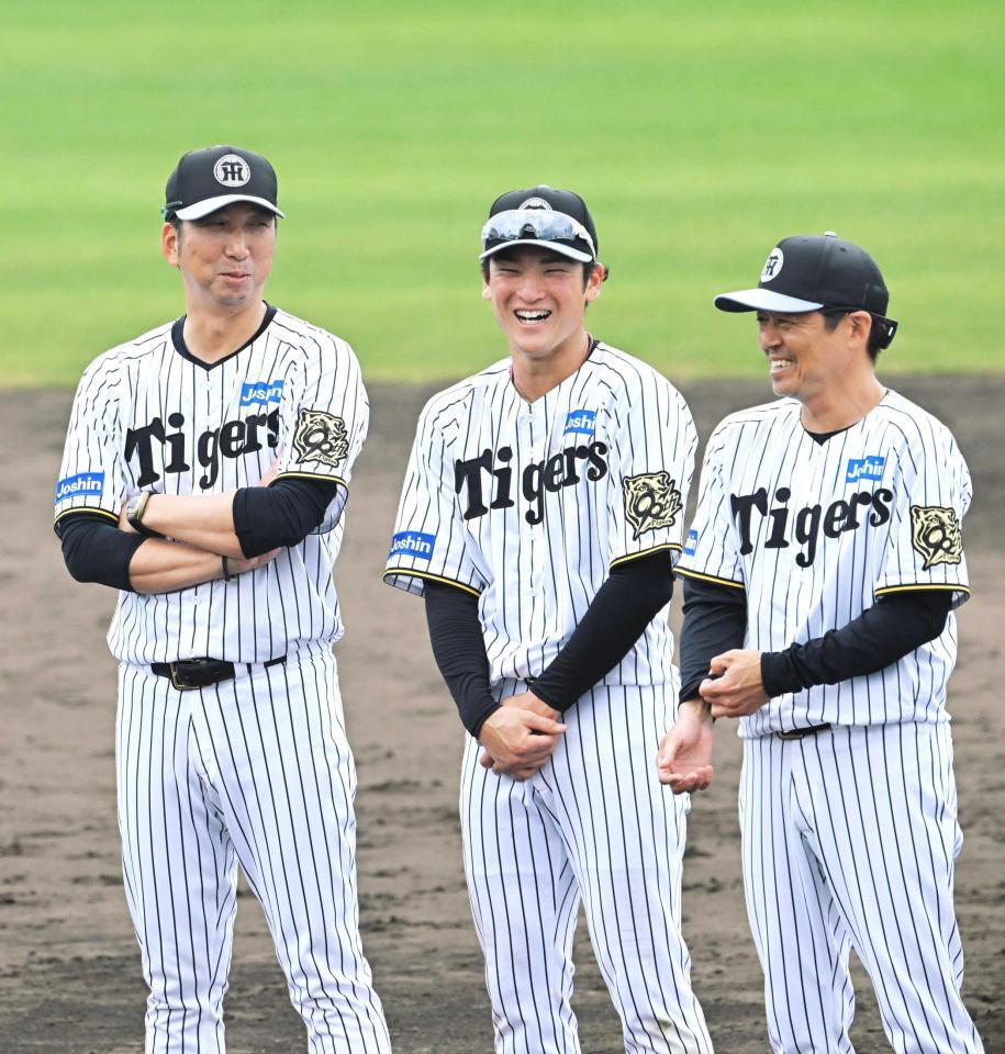 　藤川監督（左）に声をかけられ、笑顔の高寺（中央）（撮影・飯室逸平）