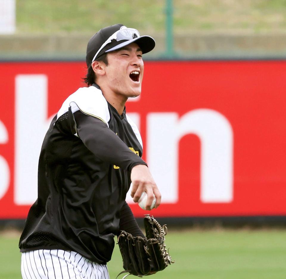 　ハツラツと外野ノックを受ける高寺（撮影・田中太一）