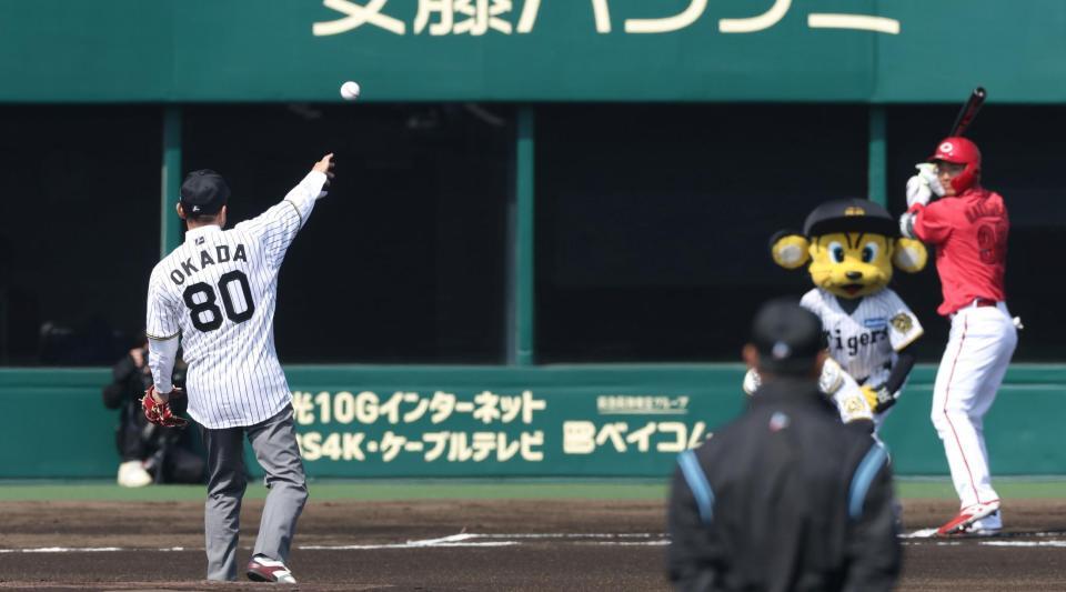 　始球式を務めた岡田オーナー付顧問（打席は広島・中村奨）＝撮影・中田匡峻