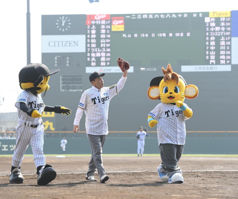 　始球式を務めた岡田オーナー付顧問（撮影・西田忠信）