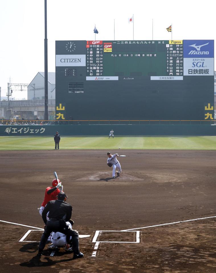 　初球を投じる門別（撮影・山口登）