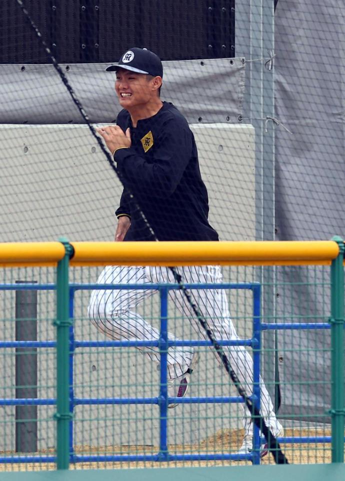 　室内練習場に向かう西純（撮影・山口登）