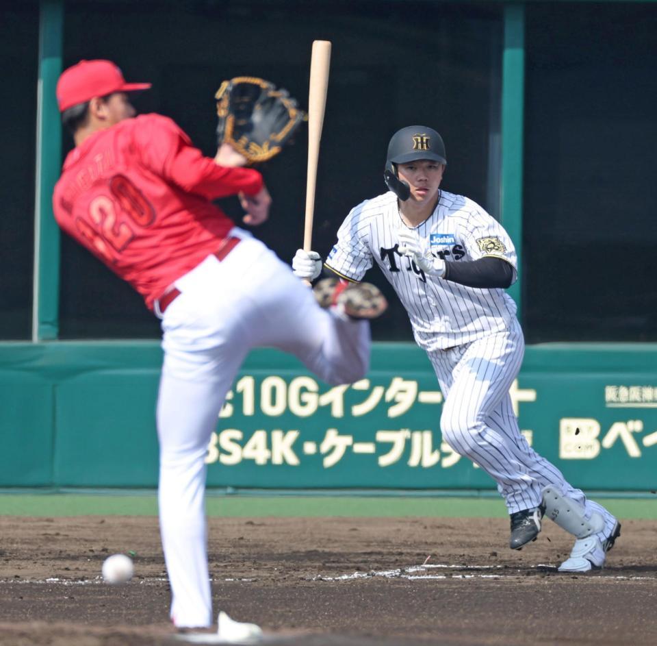 　１回、チーム初安打となる中前打を放つ楠本（撮影・中田匡峻）