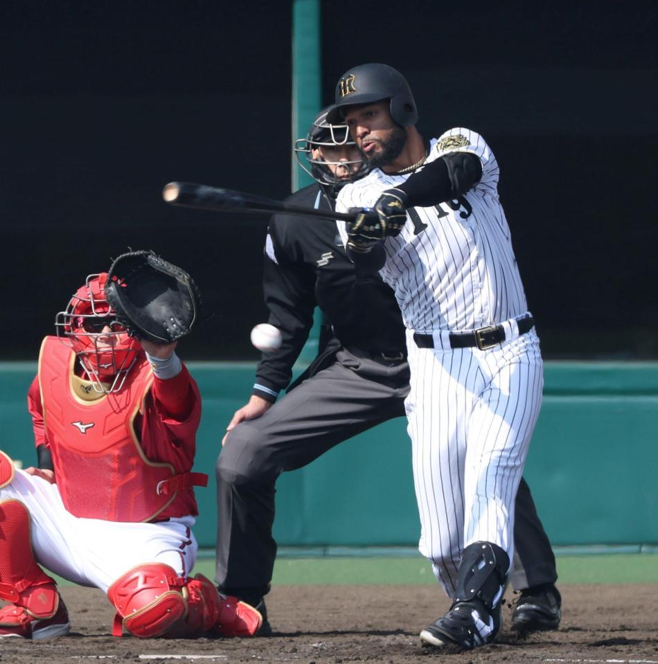 　３回、左前適時打を放つコンスエグラ（撮影・中田匡峻）