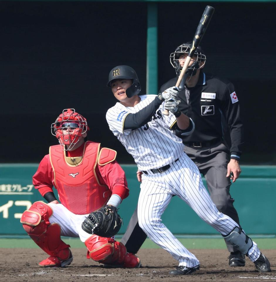 　３回、先制となる右犠飛を放つ小野寺（撮影・中田匡峻）