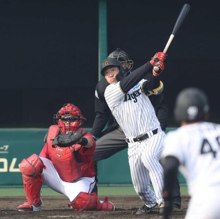 　２点適時二塁打を放つ佐野