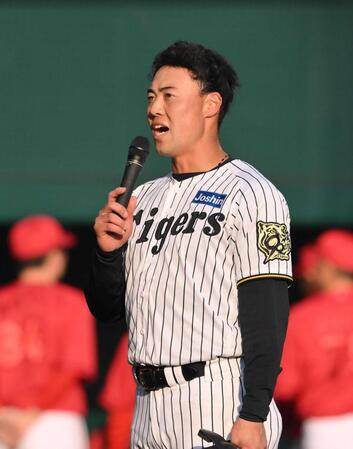 　試合後、ファンに向けてスピーチする佐野