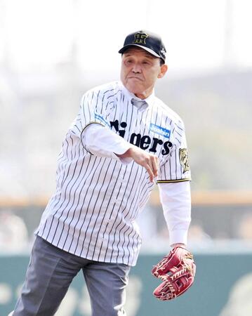 　始球式を務める岡田オーナー付顧問（撮影・西田忠信）