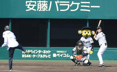 　ファーストピッチセレモニーで打席に立つ平田２軍監督（撮影・中田匡峻）