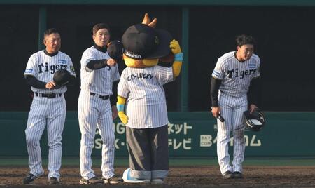 　スタンドに向かってあいさつをする（右から）佐野、平田２軍監督、馬場コーチ（撮影・中田匡峻）