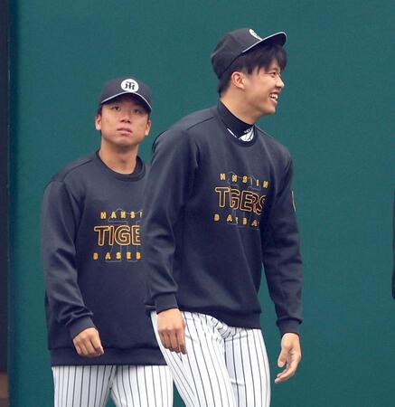 　練習前、円陣に加わる村上（左）と才木（撮影・山口登）