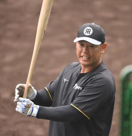 　打撃練習する原口（撮影・西田忠信）