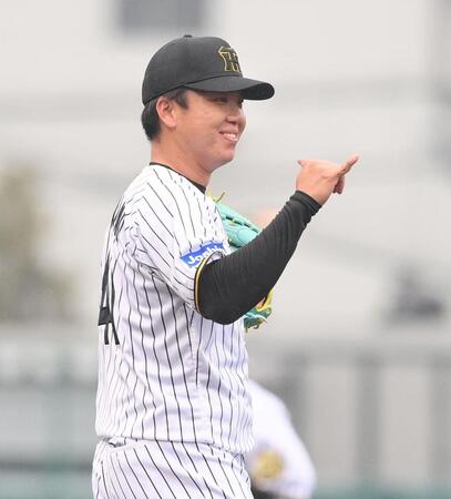 　４回、松山を左飛に仕留めた村上（撮影・西田忠信）