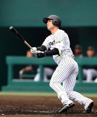 　２回、左越えに先制適時２点二塁打を放つ栄枝（撮影・山口登）