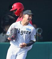 　４回、ラミレス（奥）を投ゴロに打ち取り、笑顔を見せる門別（撮影・中田匡峻）