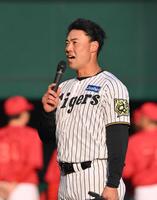 　試合後、ファンに向けてスピーチする佐野