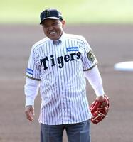 　始球式を終え笑顔を見せる岡田オーナー付顧問（撮影・山口登）
