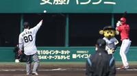 　始球式を務めた岡田オーナー付顧問（打席は広島・中村奨）＝撮影・中田匡峻