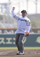 　始球式を務める岡田彰布オーナー付顧問（撮影・西田忠信）