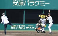 　ファーストピッチセレモニーで打席に立つ平田２軍監督（撮影・中田匡峻）