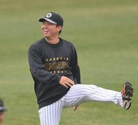 　笑顔でウオーミングアップする村上（撮影・西田忠信）