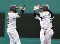 　９回、サヨナラ打を放ち喜ぶ福島（左）＝撮影・山口登