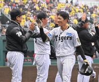 　９回、サヨナラ打を放ち、平田２軍監督（左）と笑顔でタッチする福島（撮影・西田忠信）