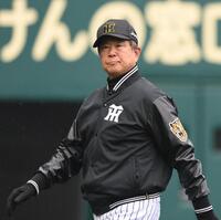　７回を終え選手交代を告げた平田２軍監督（撮影・西田忠信）
