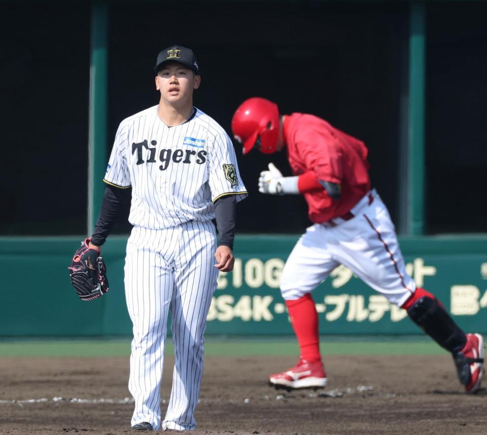 　３回、ピンチで会沢（奥）を中飛に打ち取る門別（撮影・中田匡峻）