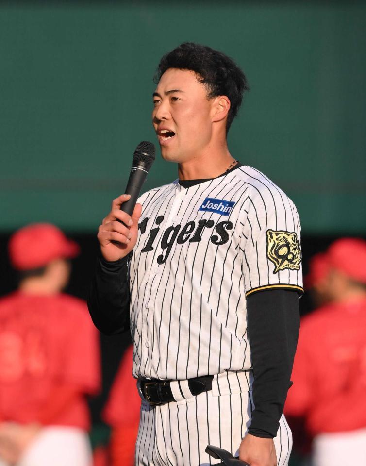 　試合後、ファンに向けてスピーチする佐野