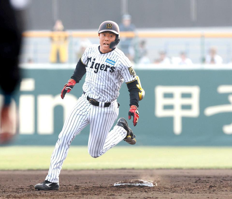 　７回、佐野は２点適時二塁打を放ち三塁を狙う（撮影・山口登）