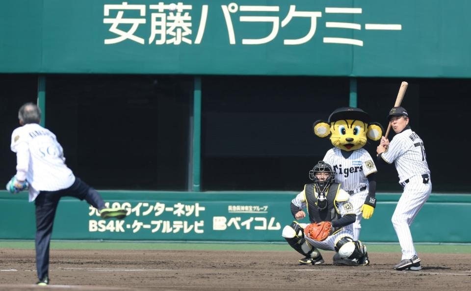 　ファーストピッチセレモニーで打席に立つ平田２軍監督（撮影・中田匡峻）