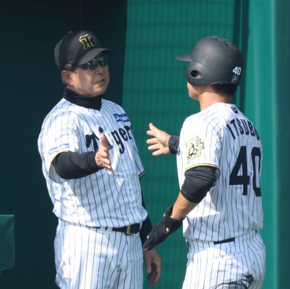 　３回、小野寺の先制犠飛で生還した井坪（右）を迎える平田２軍監督（撮影・中田匡峻）