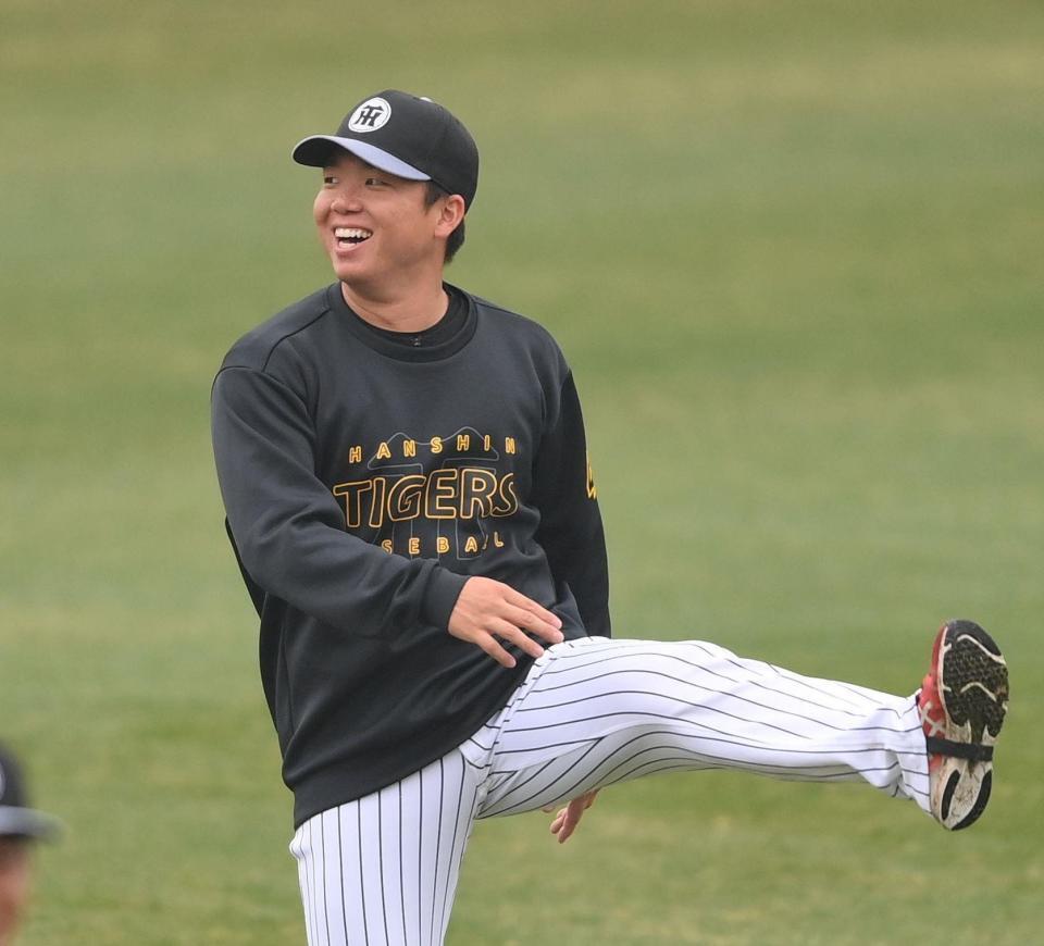 　笑顔でウオーミングアップする村上（撮影・西田忠信）