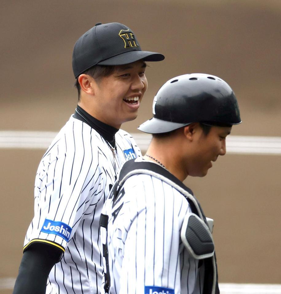 　１回、無失点に抑え笑顔でベンチに戻る才木（右は栄枝）＝撮影・山口登