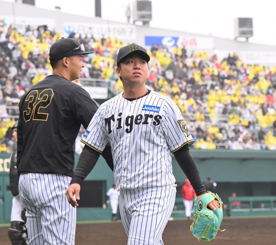 　５回を投げ終えベンチに戻る村上（撮影・西田忠信）