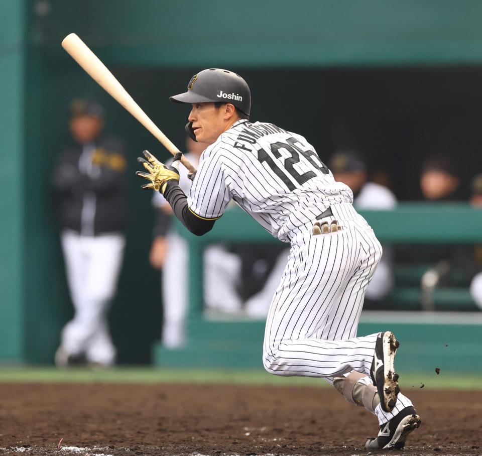 　９回、中前にサヨナラ打を放つ福島（撮影・山口登）