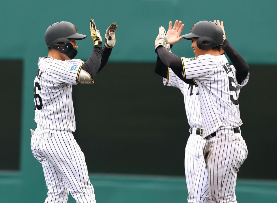 　９回、サヨナラ打を放ち喜ぶ福島（左）＝撮影・山口登