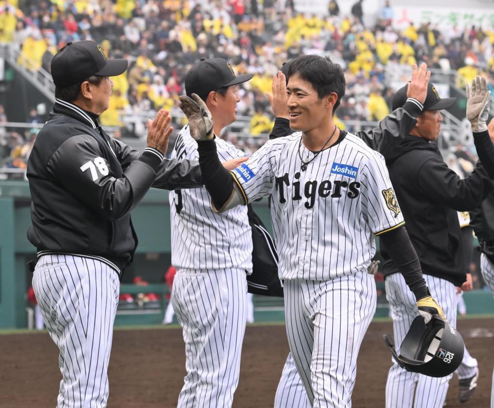 　９回、サヨナラ打を放ち、平田２軍監督（左）と笑顔でタッチする福島（撮影・西田忠信）