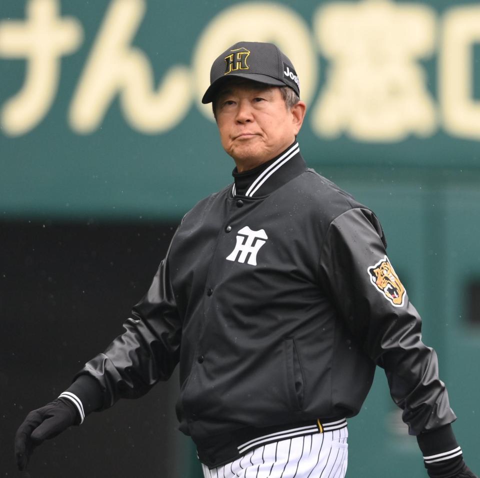 　７回を終え選手交代を告げた平田２軍監督（撮影・西田忠信）