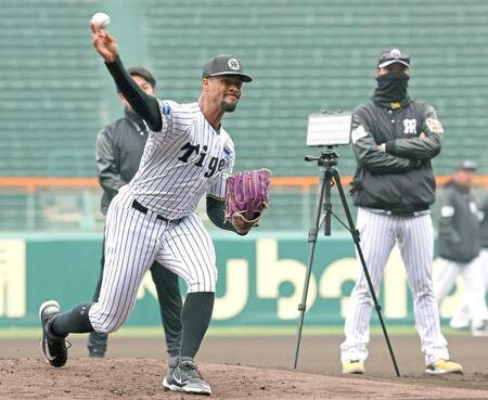 　甲子園のマウンドに上がって投球練習をするデュプランティエ。右は藤川監督（撮影・立川洋一郎）