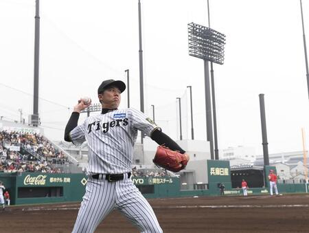 　イニング間のキャッチボールする才木（撮影・西田忠信）