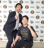 　井川慶氏（左）と笑顔を見せる村上（撮影・北村雅宏）