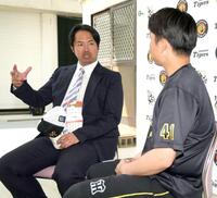 　村上（右）に自身の開幕投手の経験を語る井川氏