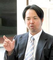 　村上と対談する井川慶氏（撮影・北村雅宏）