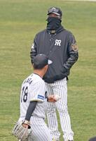 　伊原（手前）に話しかける藤川監督（撮影・中田匡峻）