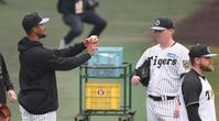 　ネルソンと話すプランティエ（左）。手前はビーズリー（撮影・中田匡峻）