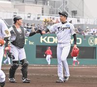 　２回を投げ終え、栄枝（左）とタッチする才木（撮影・西田忠信）